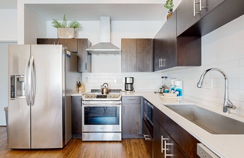 Edgehill Condo | Urban Condo with Balcony, W/D, Central AC, Seasonal Pool, & Gym
