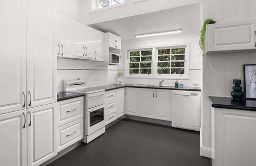 Newtown House | Urban Getaway Queenslander close to Willowbank!