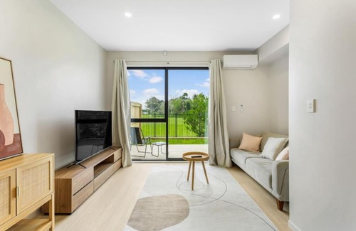 Otahuhu Apartment | Urban Glow Townhouse with parking
