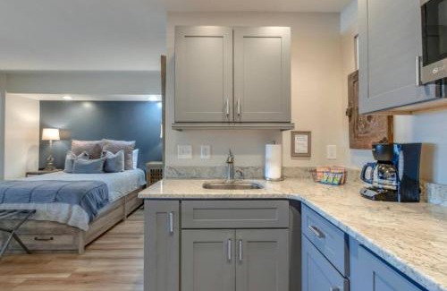 Melrose Apartment | Urban Hideaway Cozy Studio with Pool Access
