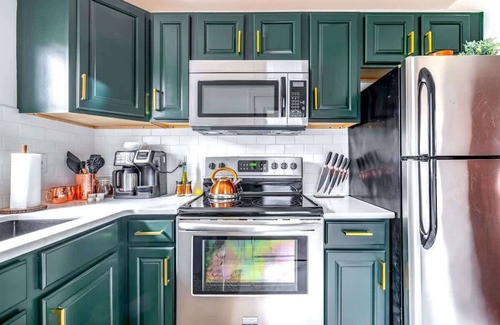 Italian Village House | Urban Jungle - Prime Location –Parking Free - Pets