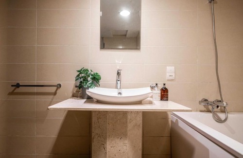 Ikoyi Apartment | Urban Pumpkin Cordyline