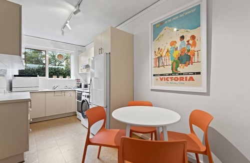 Prahran Apartment | Urban Retro Experience Vibrant Courtyard Charm