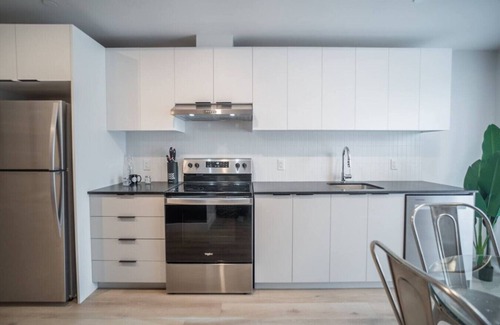 Pointe-de-Sainte-Foy Apartment | Urban Studio with Private Balcony and Gym