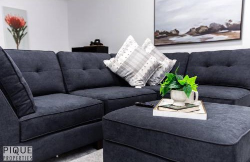 Southwest Edmonton House | Urban Utopia - Hot Tub - King Bed - BBQ - Sleeps 16 - Garage