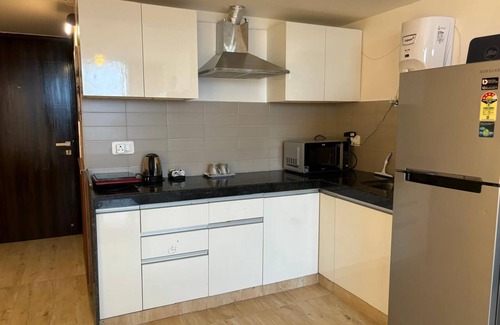 Panch Batti Apartment | UrbanOasis- Studio Apt @ City Centre w Pool+Free Wifi+Free Parking + FortView