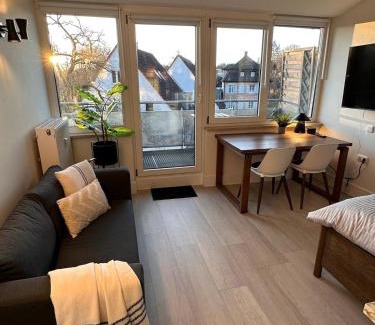 Erlenstegen Apartment | UrHOME 22 City, Airport, Messe, Auto-,Straßenbahn