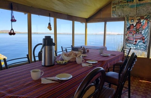 Puno Boat Rental | UROS AMARU MARKA FLOATING EXPERIENCE family room