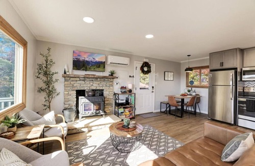 Broadway Cabin | Ursus Slumber -Hot Tub, Stunning Views, 3bdr/2bath