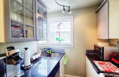 Hancock Cottage | UT Downtown Eco Private Carriage Pecan Tree House Free Wifi Wired Internet