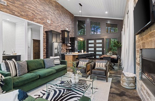 Golden Cabin | Vacana: CC, Bunk, Play Ground, Hot Tub, Fire Pit, Pets