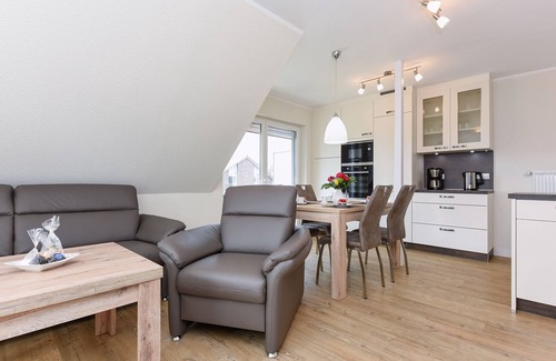Neuharlingersiel Apartment | Vacation apartment top right - Haus Fallen Anker in Neuharlingersiel