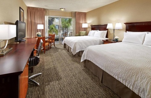 Anaheim Resort Hotel | Vacation At its Finest! Walking Distance! Cozy Rooms, Pool & Shuttle Service!