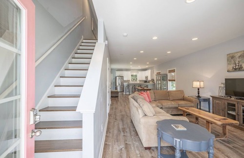 North Camellia Acres House | Vacation Beach House! Comfy beds, Wi-Fi, Cable, Fire Pit, Grill, and Balcony!