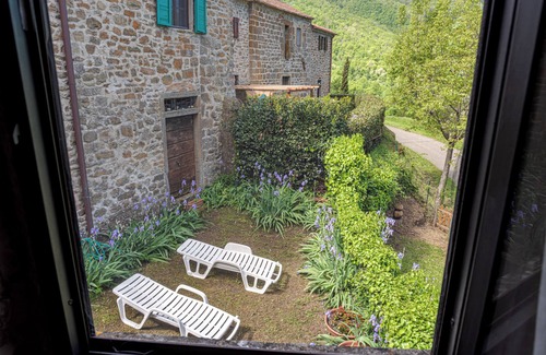 Londa House | Vacation Home "Mulino Con Piscina Vicino Firenze" with Mountain View, Shared Pool & Wi-Fi