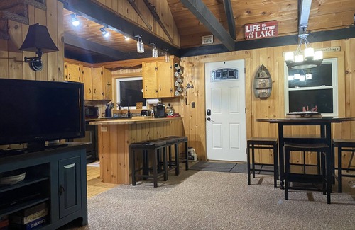 Freedom House | Vacation home near golf, skiing, shopping, & Private Beach Club at Lake Ossipee