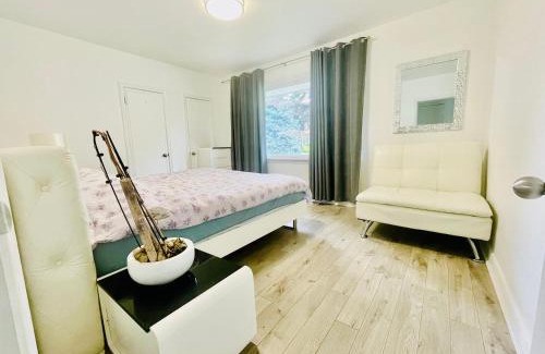 Etobicoke Apartment | Vacation house Entire floor Kids yard walk 2 subway
