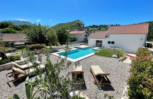 Zadvarje House | Vacation House Lavanda NEW! Heated pool