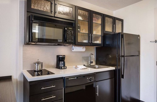 Bryant Pattengill West Hotel | Vacation is Calling! 3 Posh Units, Short Drive to Ann Arbor Hands-On Museum