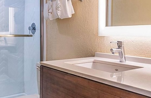 Miami Springs Hotel | Vacation Starts Here! 2 Great Units, On-site Pool, Near Bayside Marketplace!