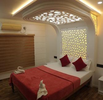 Alappuzha Boat Rental | Vaishnav Tours