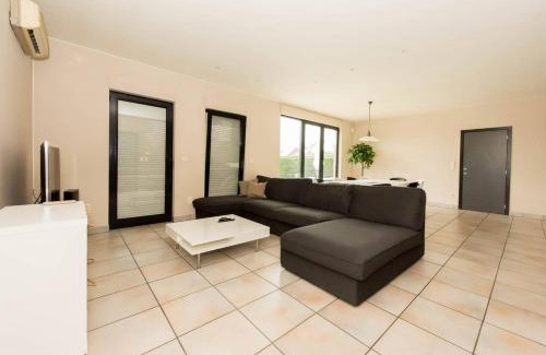 Houthalen Villa | Vakantiehuis Villa 1 - 11 beds, 17p, 2 Bath-, 1 Livingroom