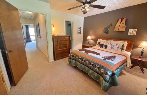 Red River House | Valley Condo 117 - Creekside - WiFi - Hot Tub - Fireplace - Washer - Dryer - Playground