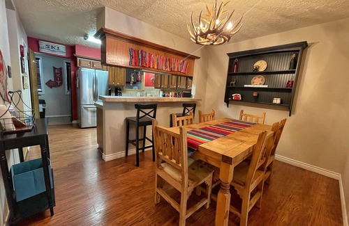 Red River House | Valley Condo 120 - Creekside - Wi-Fi - Hot Tub - Fireplace - Washer/Dryer - Play