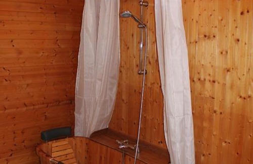 Champagne-en-Valromey Bed & Breakfast | VALRELEY, chambres et table d'hôtes eco-friendly avec bain nordique au sud du massif du Jura