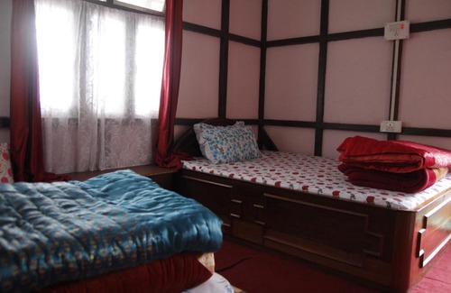 Geyzing House | Vamoose Homestay Hitaishi