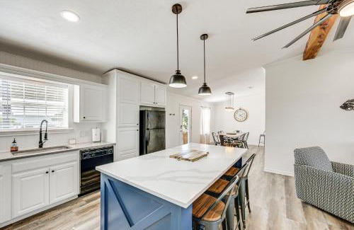 Van House | Van Vacation Retreat with Private 300-Acre Lake!