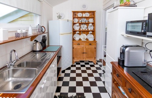 Mount Alford Cottage | VANBERY COTTAGE HOST FARM