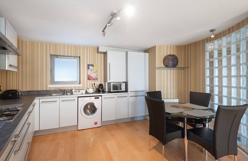 City Centre Glasgow Apartment | Vantage Apartments - Clyde Street, River view with balcony