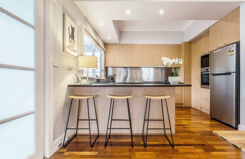 Brunswick West House | VAQUAY El Karnak in Brunswick West | Historic City Fringe Cali Bungalow Charm