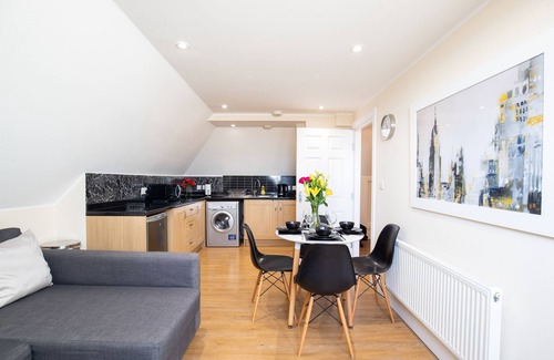 Hoddesdon Apartment | Velvet 2-bed apartment Clockhouse, Hoddesdon