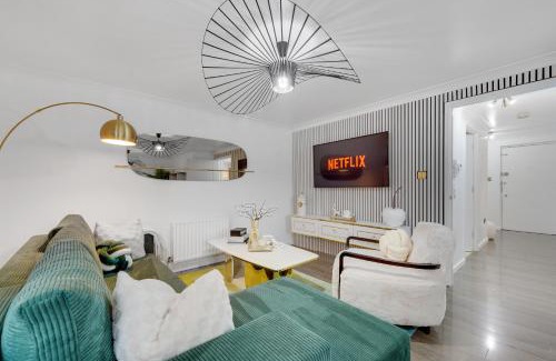 Goresbrook Apartment | Velvet Escape, A Stylish 2-Bedroom London Getaway - Sleeps 6