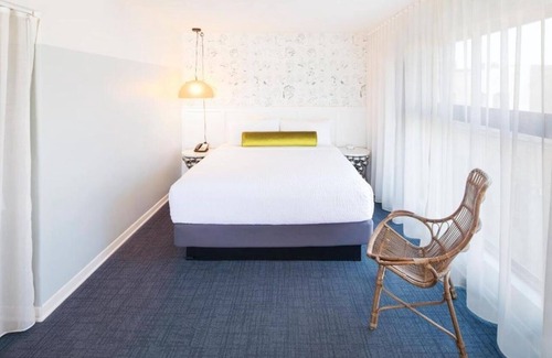 Venice Hotel | Venice Beach Style | 3 Suites w/Balcony | Kitchen | Rooftop | Free Breakfast