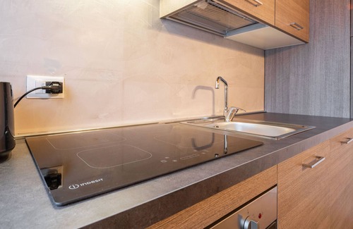 Noventa di Piave Apartment | [Venice-Suite Hemingway] a few steps away Outlet with Netflix and Wi-fi