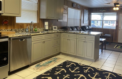 Venice Boat Rental | Venice Villa - 3 bedroom 2.5 bath houseboat next to parking lot!