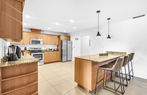 North Miami Beach House | Ventur Paradise - Waterfront - Kayak, Tiki & Games