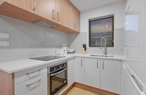 Mangere House | Ventura Heights Townhouse with Parking and Patio