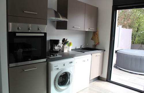 Regusse House | Verdon, Maisonette with private heated Jacuzzi/Capacity 5 people