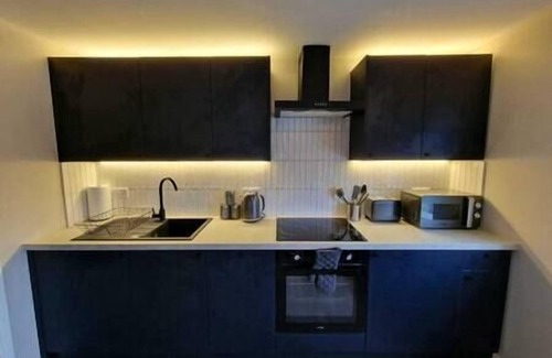 Plasnewydd Apartment | Vere Room 5 - Double Room - Shared Bathroom Near City Centre