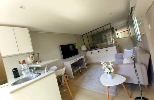 Saint-Rambert Apartment | Very charming studio in LYON on a "Cosy & Romantic" courtyard
