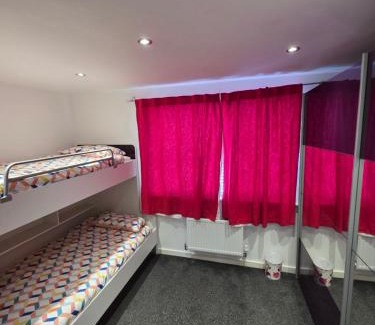 Coventry Apartment | Very cosy 3 bedroom house close to city