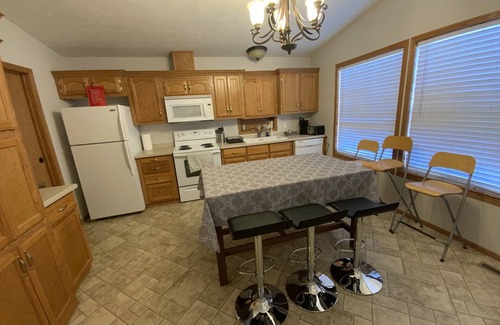 Three Hills House | Very Nice 3-Bedroom House both Suites C & D with WiFi in Three Hills
