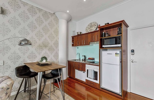 Auckland Central Business District Apartment | Viaduct apartment with a balcony by Zodiak Stays