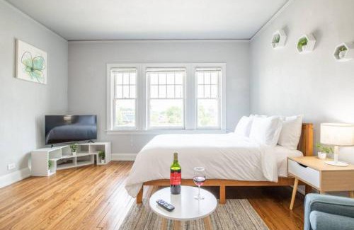 Peoria Apartment | VIBES ON MAIN - Modern Chic Studio in Downtown