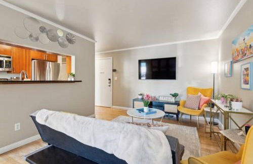 East Queen Anne Apartment | Vibrant 2bed Condo - Stroll to SEA Space Needle