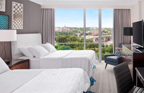 North Rosslyn Hotel | Vibrant Arlington | Metro Access. Potomac Views